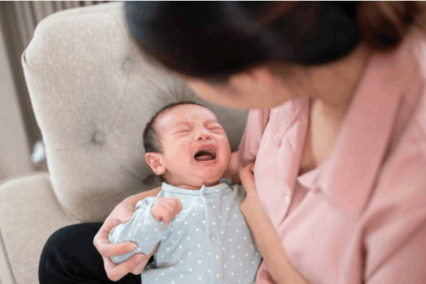 嬰兒睡覺一直扭動發出聲音？不舒服原因&寶寶睡覺姿勢推薦