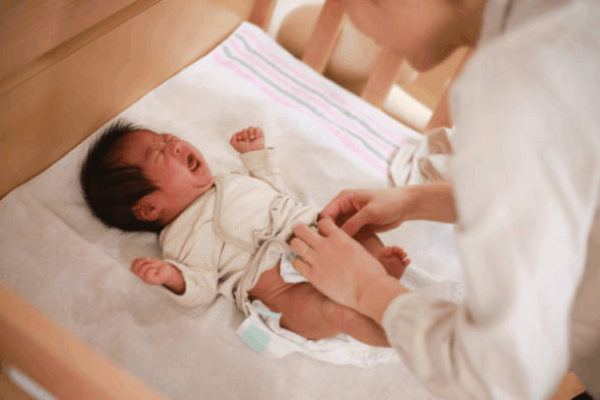 尿布濕了要馬上換嗎？新生兒換尿布注意事項&預防出疹