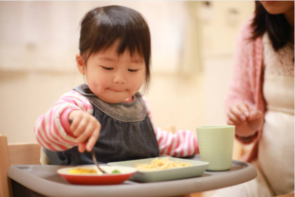 何時訓練寶寶自己吃飯?9個訓練寶寶自己吃飯的技巧&好物推薦