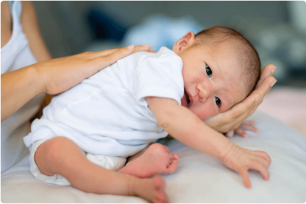 2025新生兒打嗝可以躺著嗎？嬰兒一直打嗝怎麼辦&緊急措施