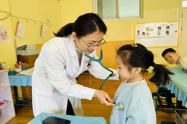 小孩尿完又想尿？小朋友頻尿看什麼科與原因、飲食、對策全解析