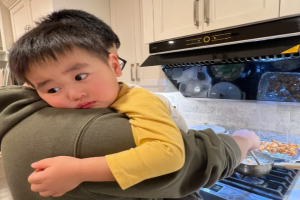 寶寶不黏主要照顧者是警訊嗎？從太黏到不黏，看懂孩子的依附發展