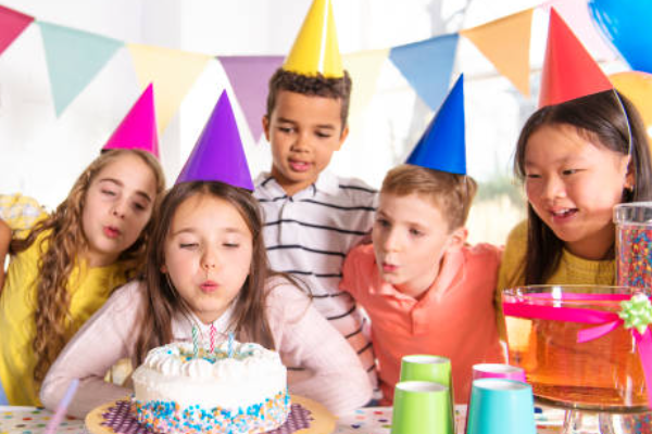 2026 生日蛋糕上要寫什麼祝福語？短句、英文、港式搞怪一次看